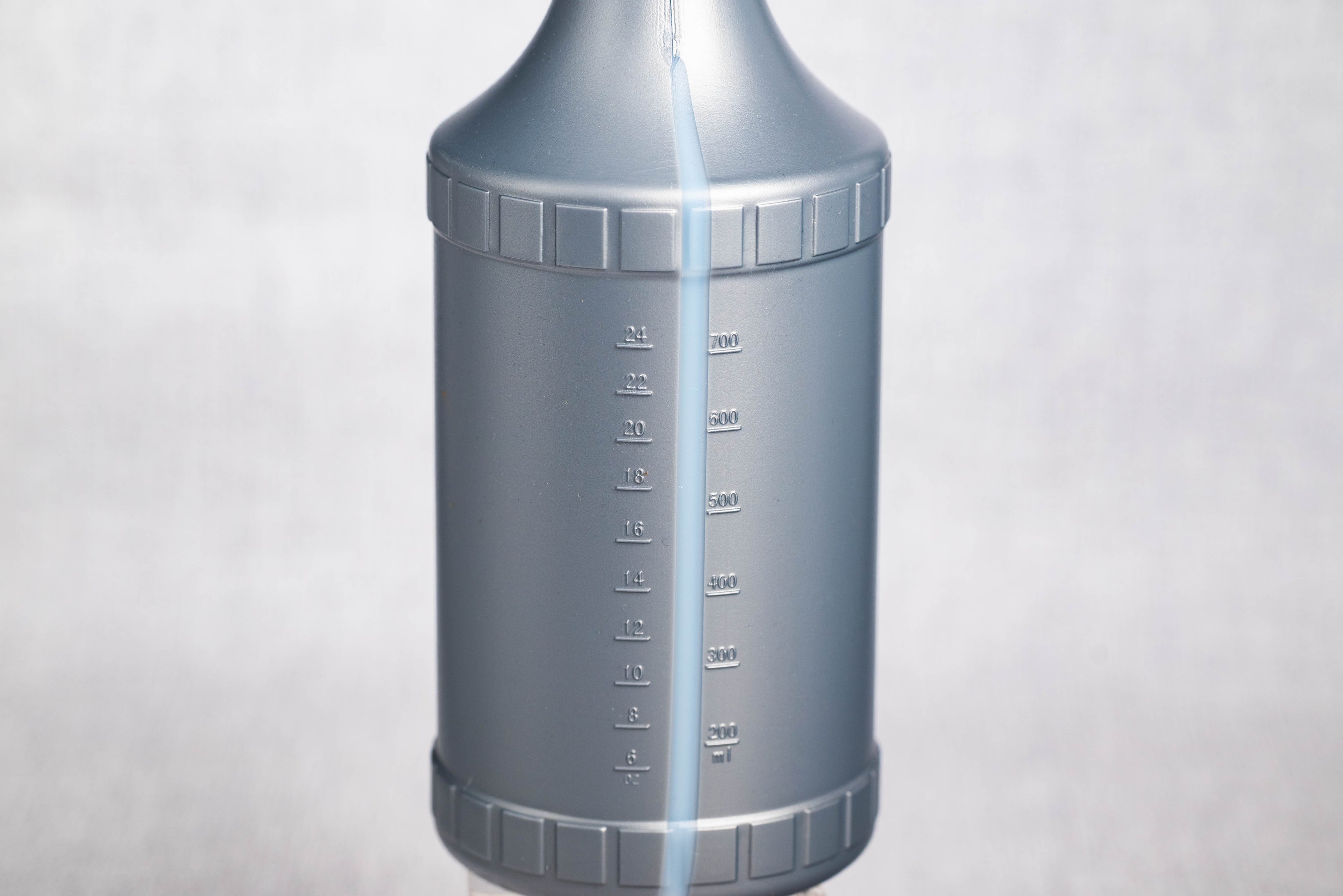 Butelka ze spryskiwaczem 900 ml szara